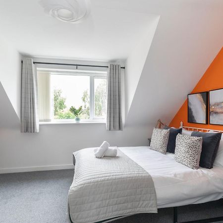 Modern Four Bedroom Four Bathroom Home Cheltenham Esterno foto