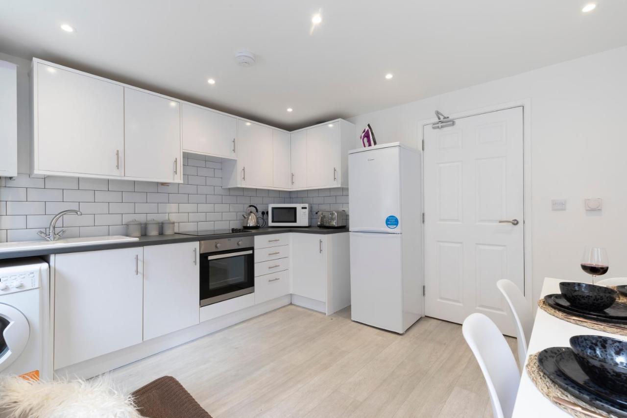 Modern Four Bedroom Four Bathroom Home Cheltenham Esterno foto