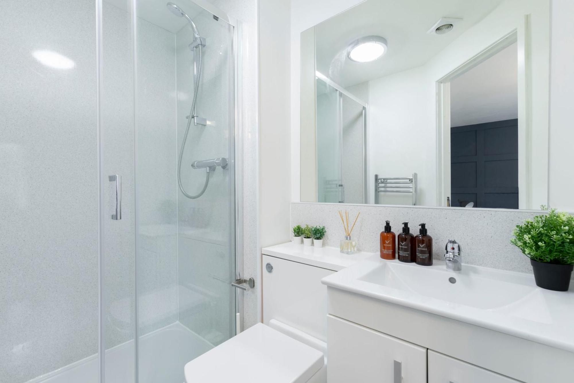 Modern Four Bedroom Four Bathroom Home Cheltenham Esterno foto