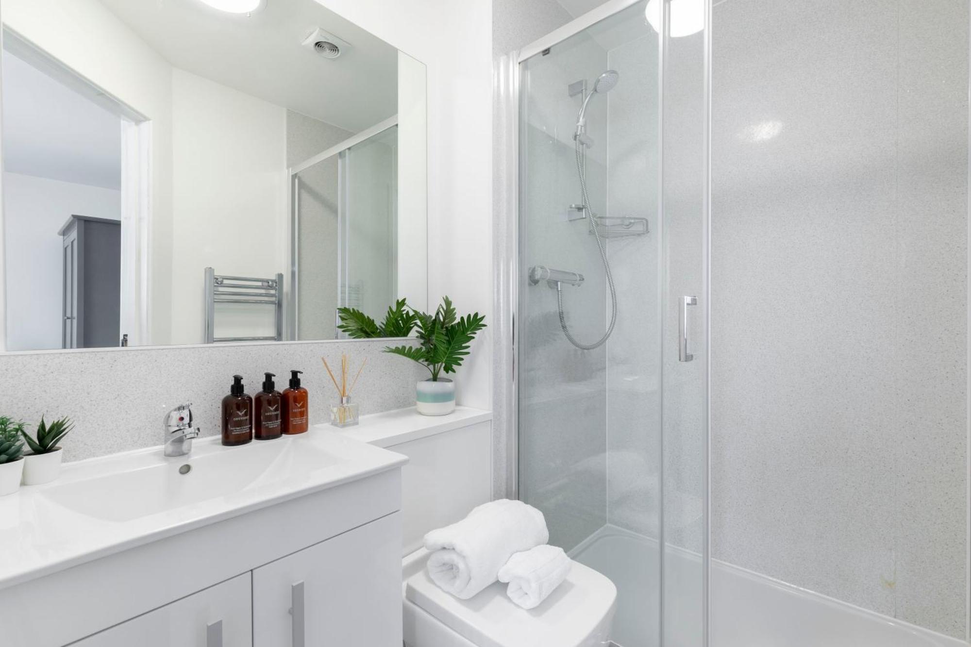 Modern Four Bedroom Four Bathroom Home Cheltenham Esterno foto